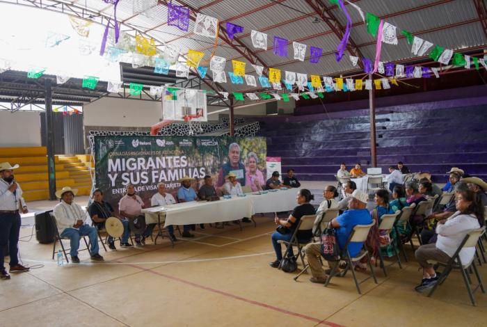 Semigrante entrega visas del programa Reencuentro Familiar en Jarácuaro