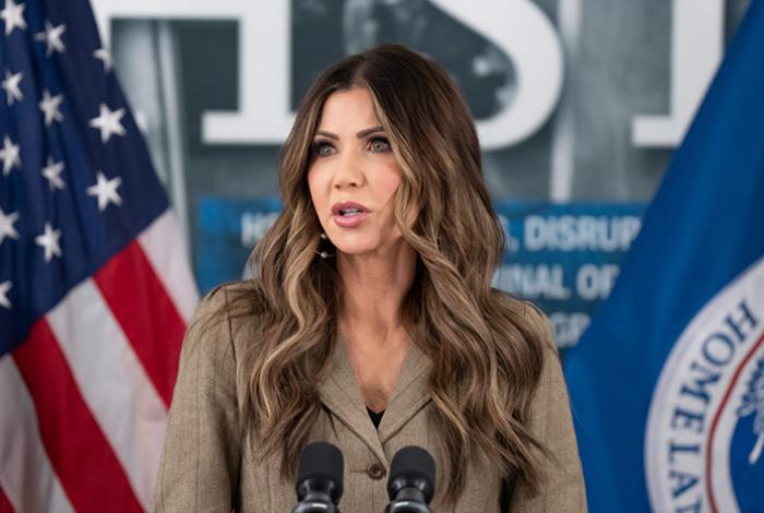 Senadores demócratas de EUA buscan iniciar una investigación contra Kristi Noem