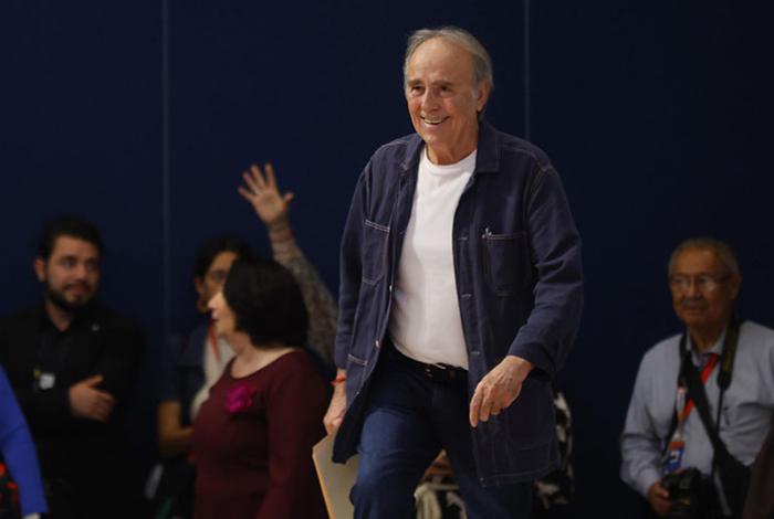 Serrat protagoniza una alborotada charla en la FIL de México ante un público apasionado