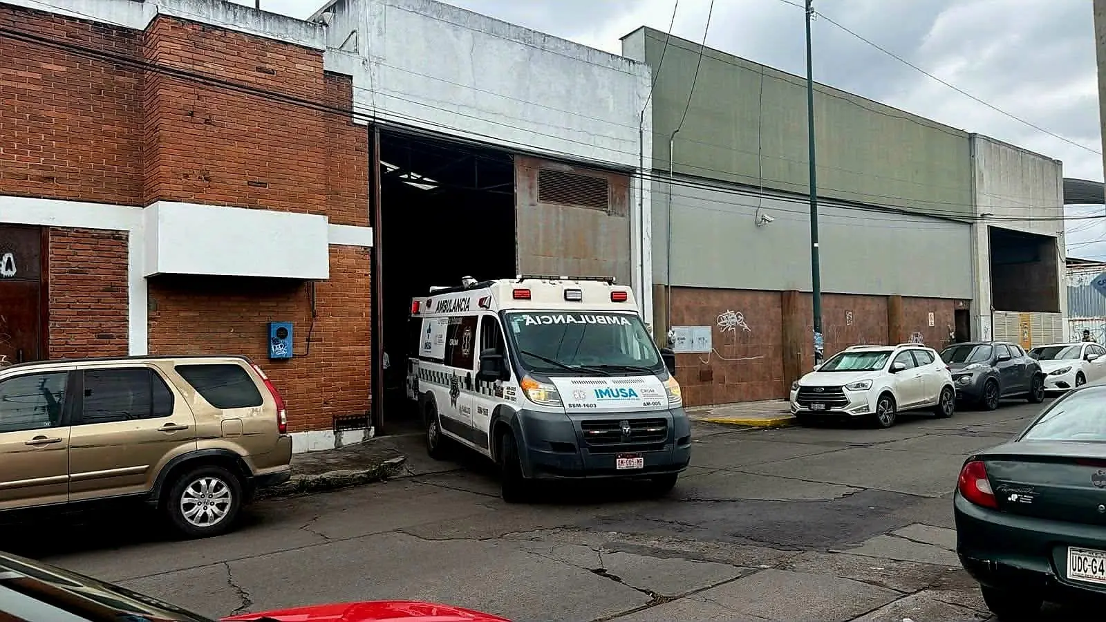 Sexagenario muere al cae del techo de una bodega en Morelia