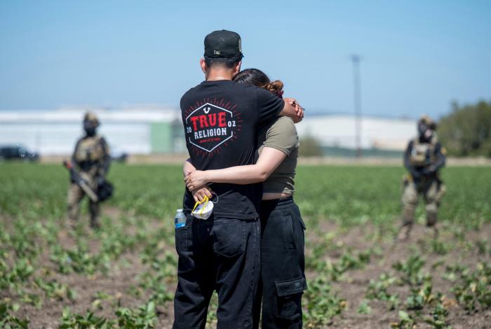 Sheinbaum califica de ‘muy injustas’ redadas migratorias en granja de California