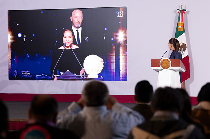 Sheinbaum celebra el premio internacional de la futbolista mexicana Charlyn Corral