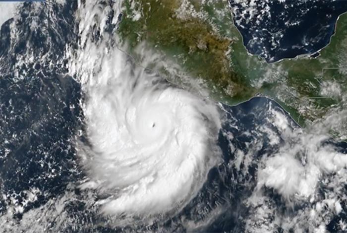 Sheinbaum descarta por ahora impacto directo de huracán Polo en costas mexicanas