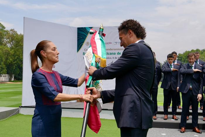 Sheinbaum desea el mayor de los éxitos al Tri durante abanderamiento: “¡Que viva la Selección!”