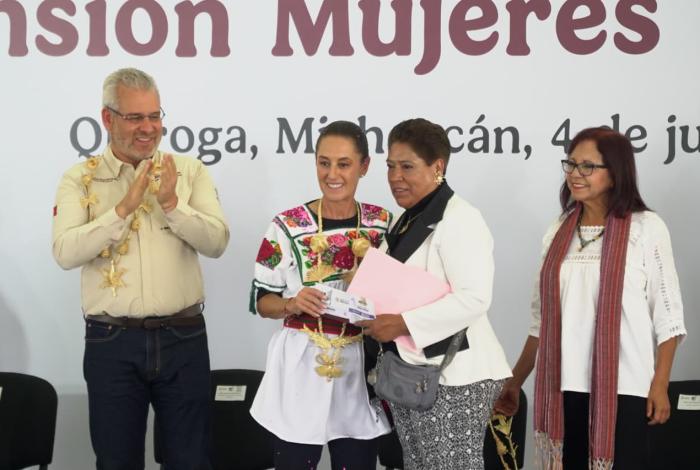 Sheinbaum entrega Pensión Mujeres Bienestar en Quiroga