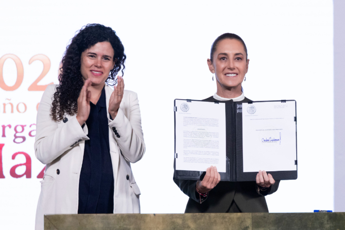 Sheinbaum firma decreto que obliga a plataformas digitales bajar contenido nocivo para menores