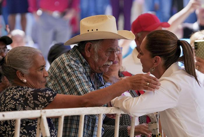 Sheinbaum revela que una decena de personas resguarda su seguridad y “sin parafernalias”