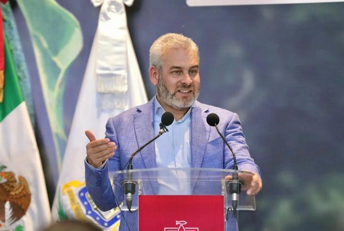 Si quieren ir a un lugar fifí, que se vayan a Walmart: Bedolla a críticos del mercado de Pátzcuaro