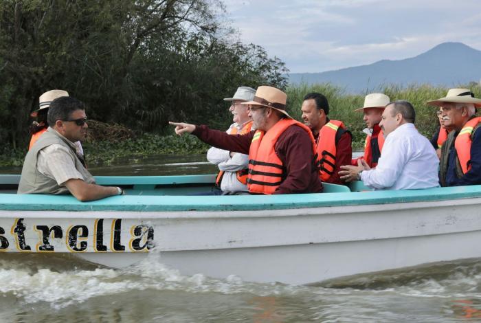 Siembra de 40 mil peces en el lago de Pátzcuaro, prioridad para su rescate: Bedolla