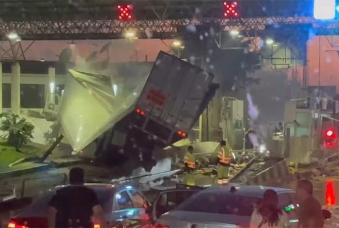 Siete heridos y varios daños materiales deja el accidente de tráiler sin frenos en la caseta Zinapécuaro