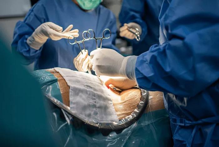 Sigue suspendida clínica particular en Charo, donde murió joven tras cesárea