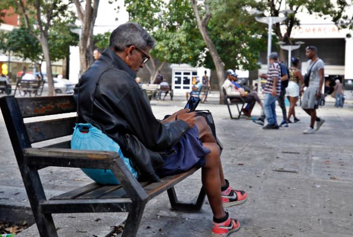 Sin red ni señal: El apagón de las comunicaciones agrava la crisis en Cuba