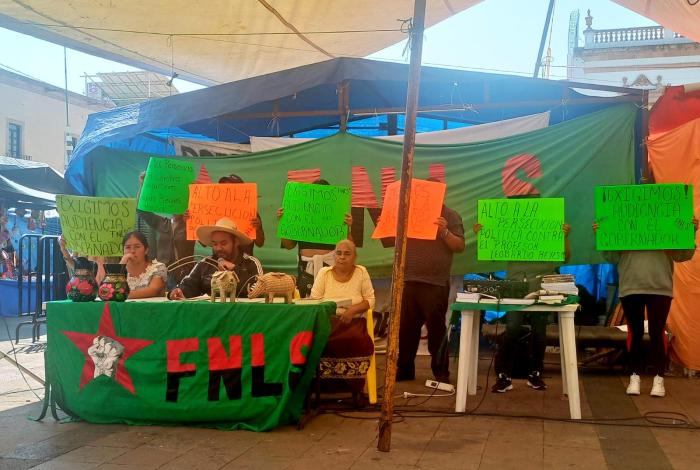 Sin reporte de avances, negociaciones para buscar retiro de tianguis plantón del FNLS