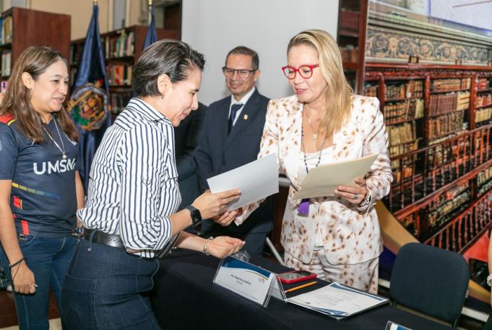 Sistema bibliotecario de la UMSNH con insignia de calidad en gestión de Yarabí Ávila