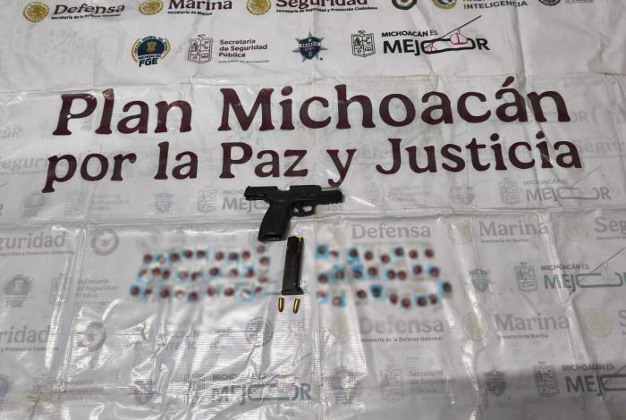 SSP asegura a 3 personas en posesión de un arma de fuego en Uruapan