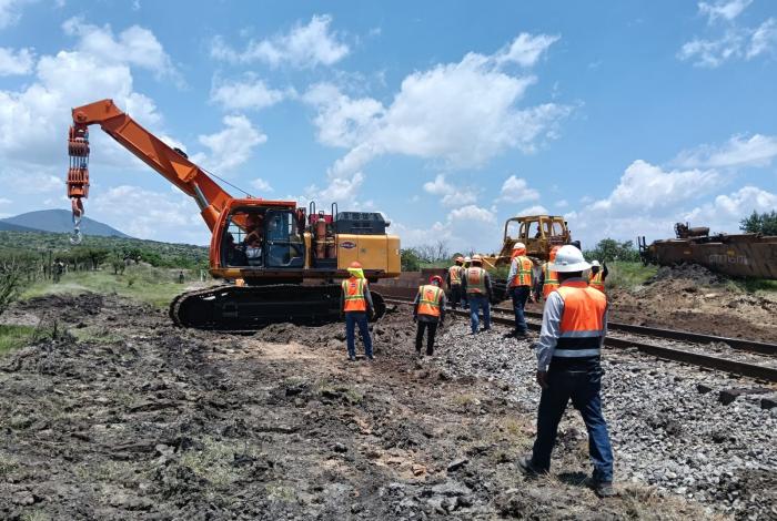 SSP y Defensa resguardan tren descarrilado, en Maravatío