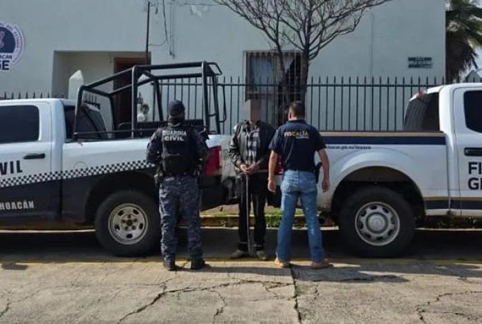 SSP y FGE detienen a hombre por homicidio calificado en Tacámbaro