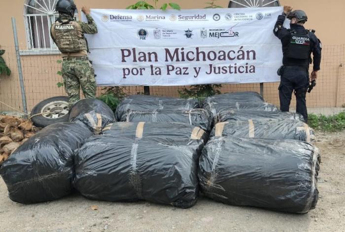 SSP y Marina aseguran camioneta con casi media tonelada de marihuana en Lázaro Cárdenas