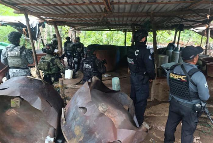 SSPC y Ejército desmantelan 3 laboratorios y decomisan 7.8 toneladas de químicos en Guerrero