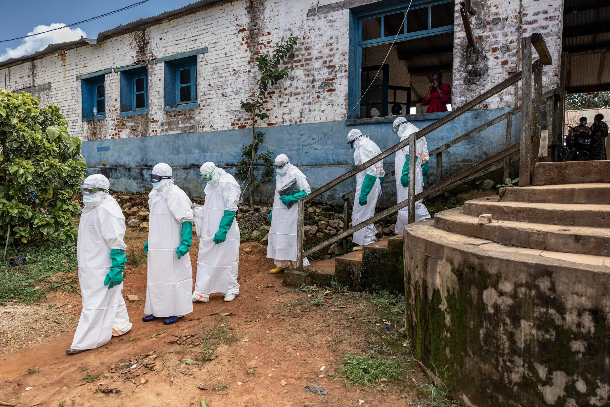 Sube a 101 muertos por brote de ébola en RD Congo