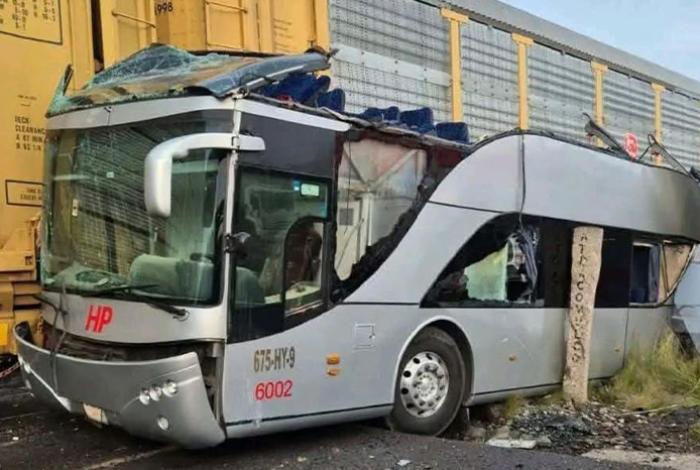 Suben a 10 los muertos por choque entre tren y autobús en el Estado de México