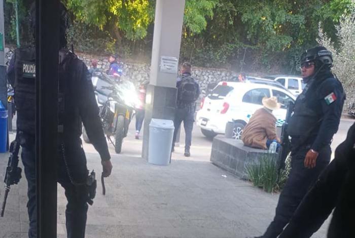 Sujeto armado irrumpe en el Hospital Civil de Uruapan, asalta la caja y se da a la fuga