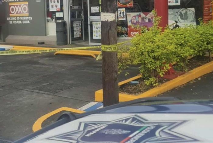 Sujeto empistolado asalta Oxxo en Uruapan