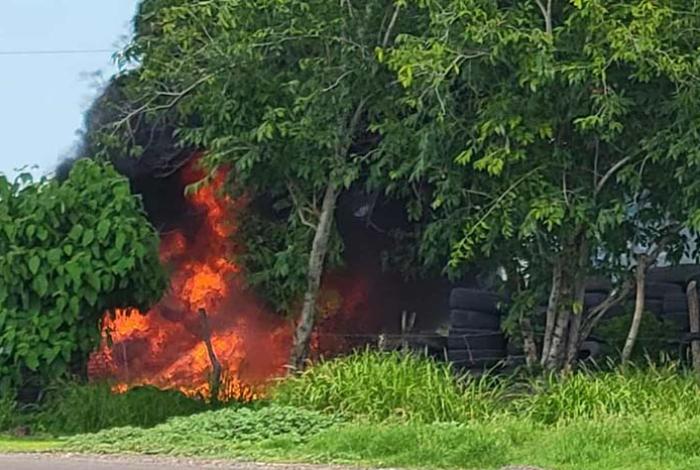 Sujeto no identificado provoca un incendio de llantas en Apatzingán