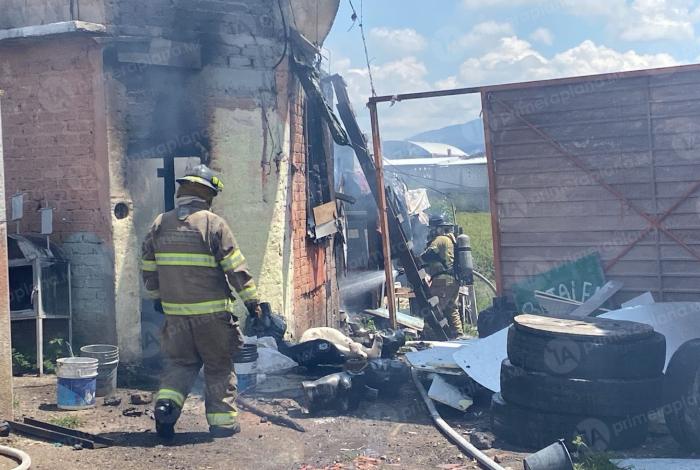 Sujeto rocía gasolina a un domicilio y lo incendia, en la Morelia-Pátzcuaro