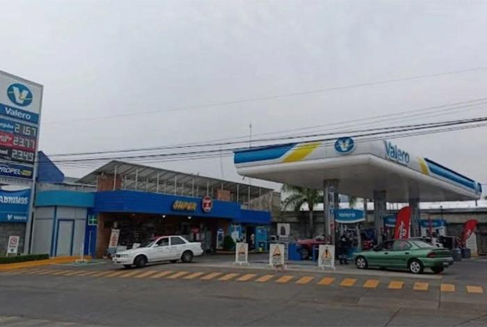 Sujetos armados asaltan gasolinera y tienda de conveniencia, en Uruapan