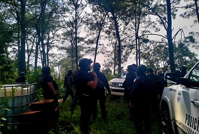 Sujetos armados atacan a policías municipales y estatales en un cerro de Ario de Rosales