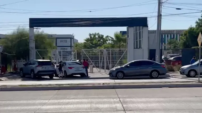Sujetos armados roban vehículo con un niño al interior a quien liberan poco tiempo después en Culiacán