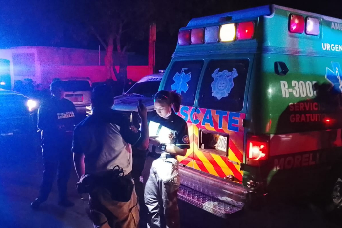 Sujetos disparan contra dos ocupantes de un vehículo en la Quiroga-Morelia; uno queda herido