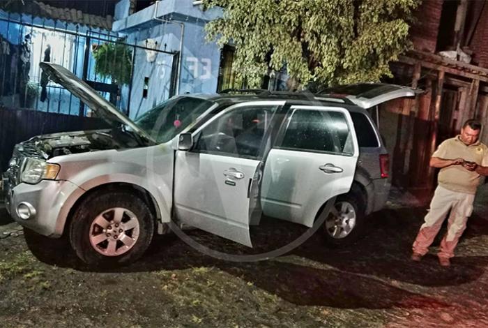 Sujetos en moto intentan quemar una camioneta particular, en Uruapan