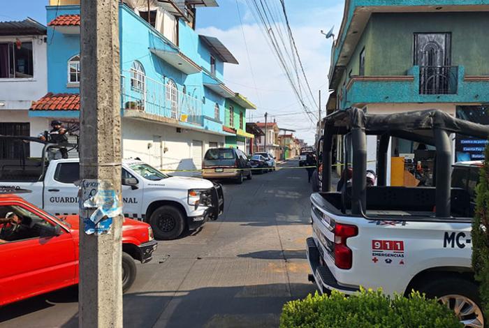 Sujetos en motocicleta balean a una persona en un autolavado de Uruapan