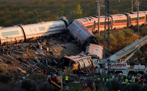 Suman 68 mu3rtos por ch0que de trenes en España; Rey Felipe lamenta el accidente