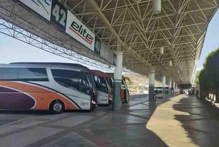 Suspenden salidas de autobuses en Morelia tras bloqueos
