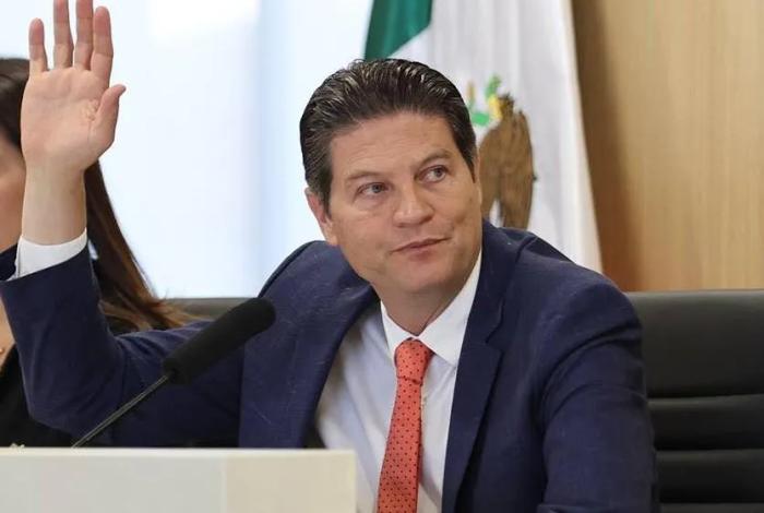 Tacha de “ridícula” Alfonso encuesta del Heraldo que lo desploma a 5.2% rumbo a 2027