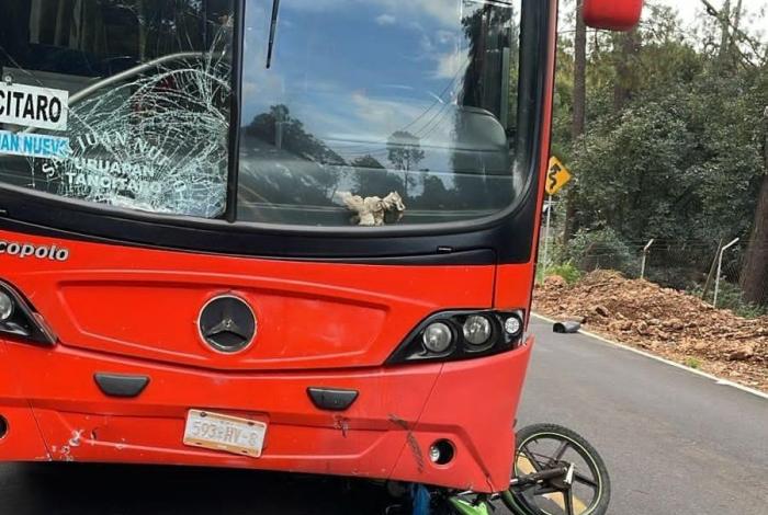 Tancítaro: motociclista choca de frente contra autobús y pierde la vida