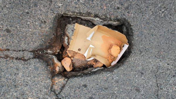 ¡Tapen el hoyo! Con piedras y cartones, vecinos intentan cubrir socavón
