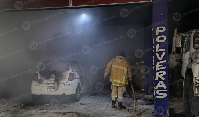 Taxi arde en llamas cerca de un hotel en Apatzingán