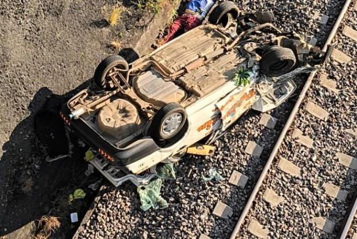 Taxi cae a las vías del tren en San Andrés Coru, en Ziracuaretiro