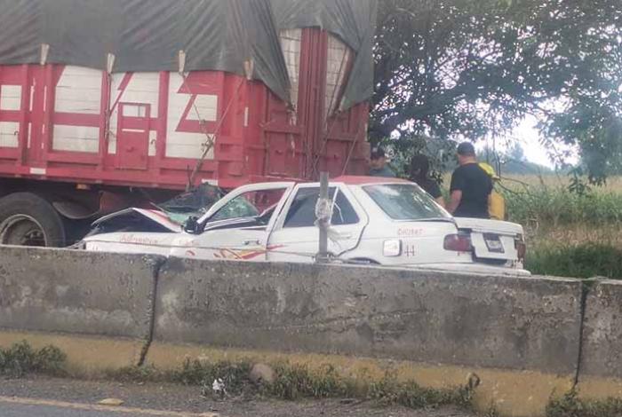 Taxi choca por alcance contra un camión en la Morelia-Salamanca; hay un lesionado