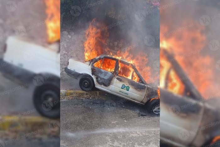 Taxi en llamas moviliza a bomberos en Zitácuaro