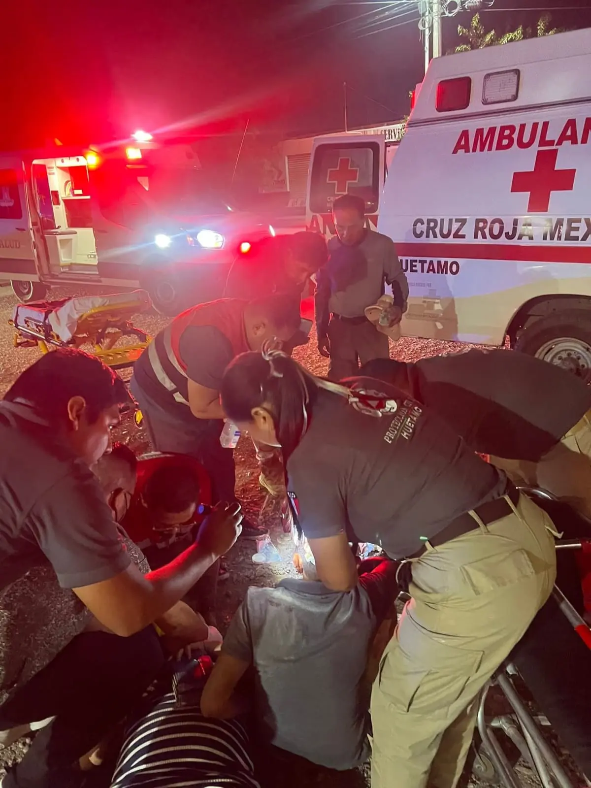 Taxi impacta motocicleta en Huetamo; pareja y menor resultan heridos