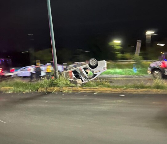 Taxi pierde el control y se vuelca en el libramiento