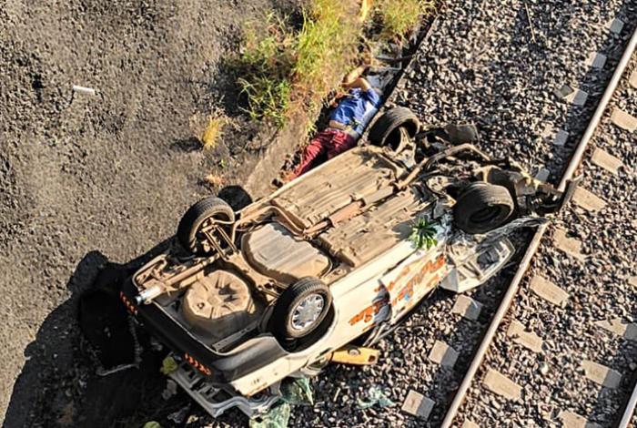 Taxista muere al caer de un puente a las vías del tren, en Ziracuaretiro