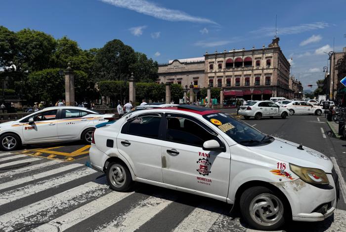Taxistas bloqu3an el paso en el Centro Histórico