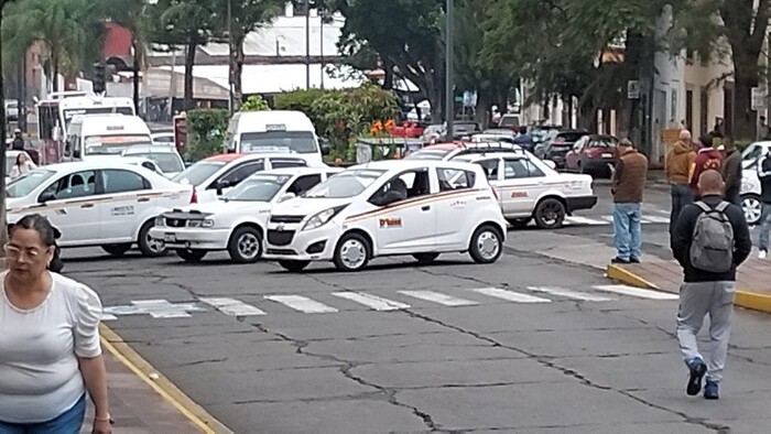 Taxistas bloquean calles en Manantiales y el Centro Histórico de Morelia