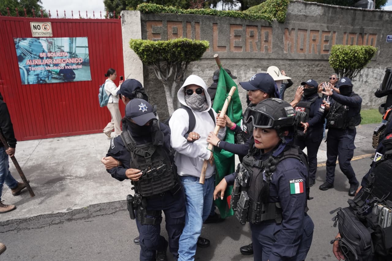 Tensión entre FNLS y policías durante avance hacia el Centro Histórico de Morelia